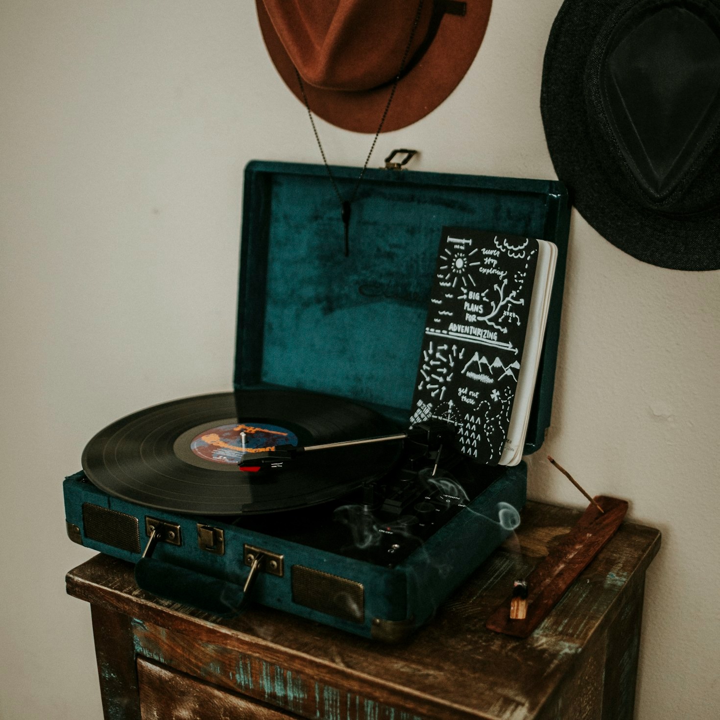 Mixing Modern Aesthetics With Classic Retro Decor