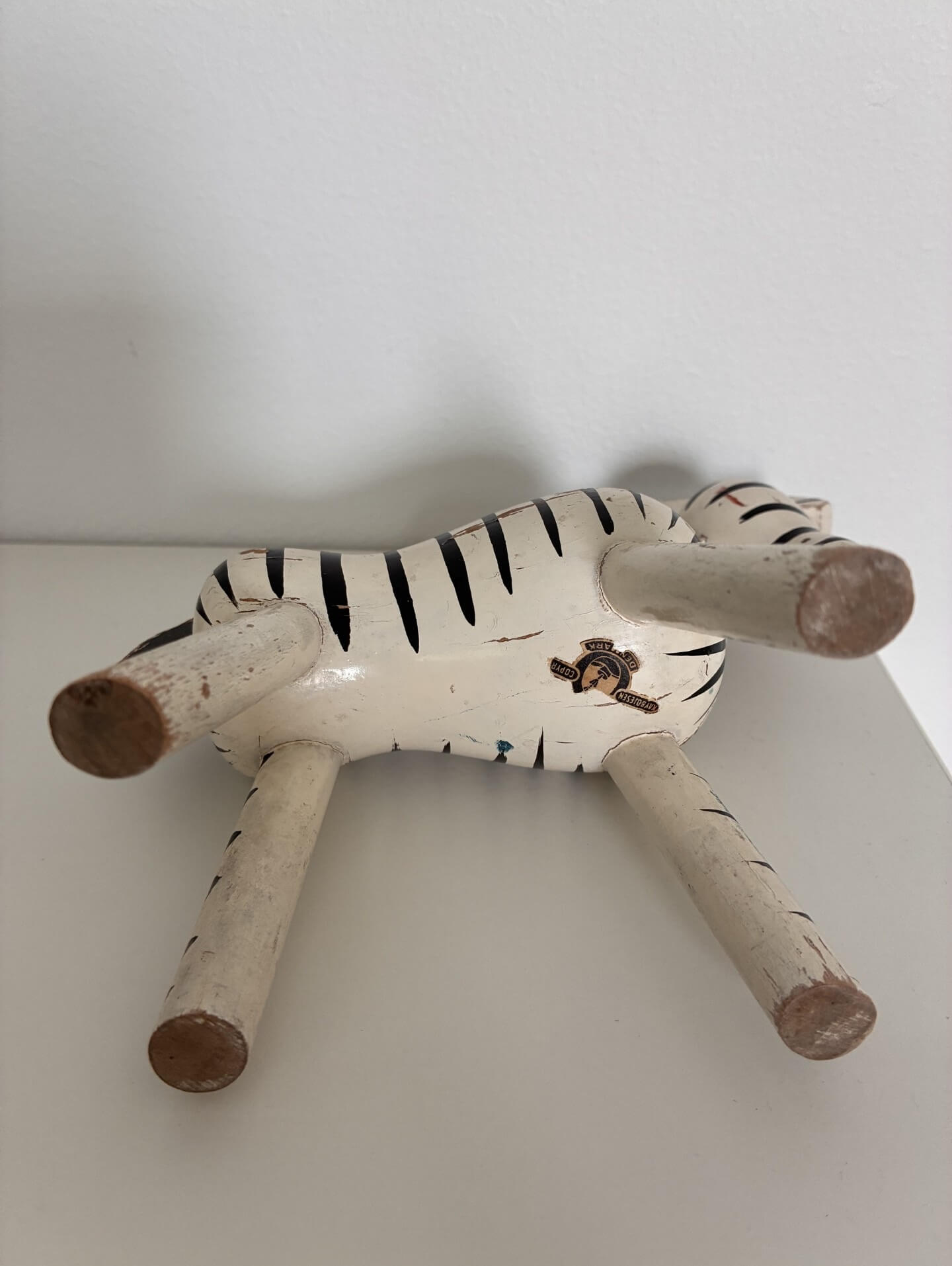 Undersiden af Kay Bojesen zebra med mærkning