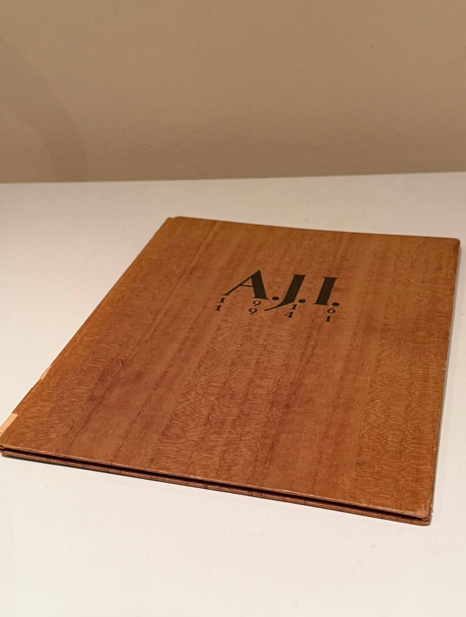 A.J. Iversen – Historien om en af Danmarks store møbelsnedkere og dansk design.