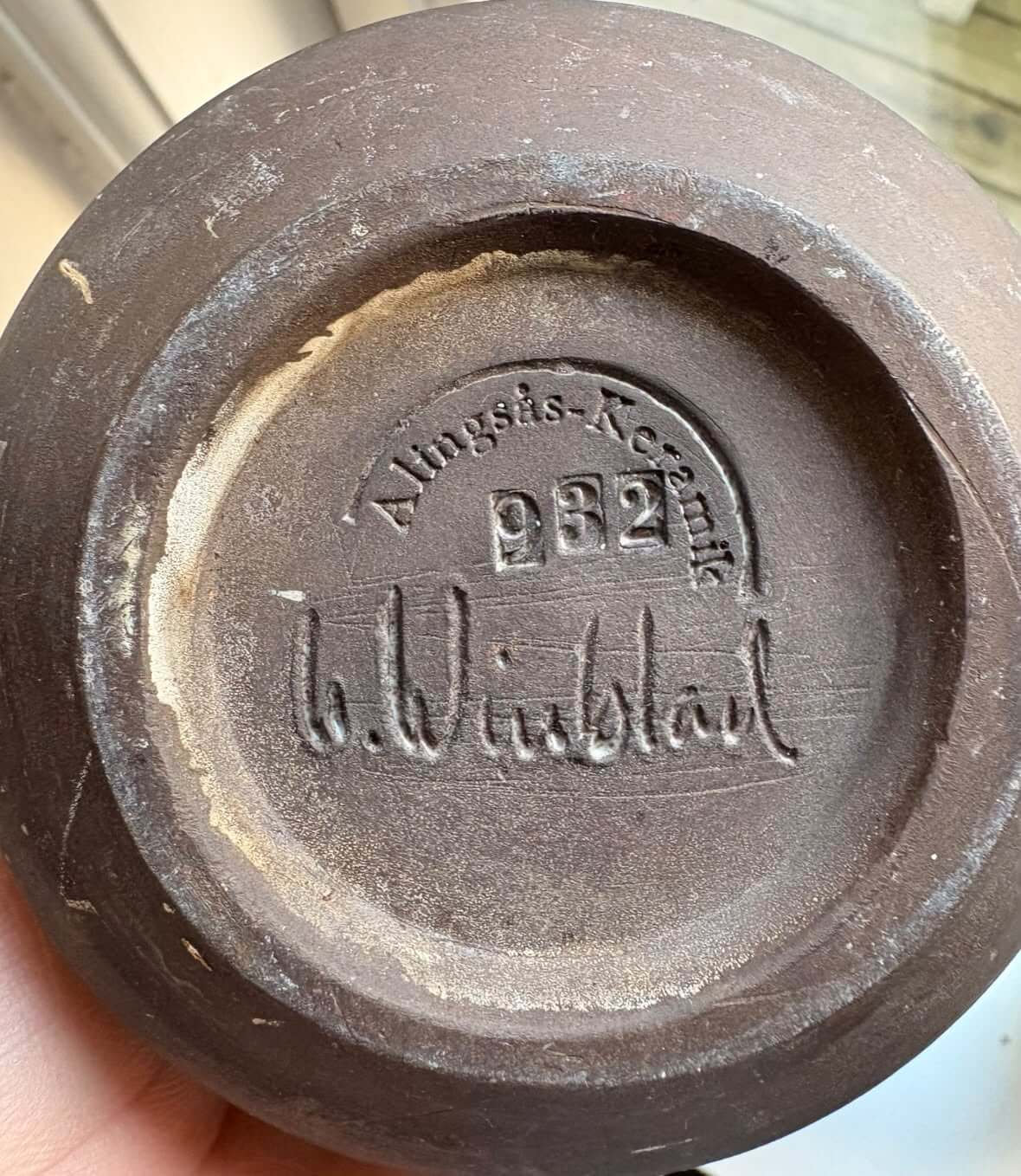 Mærkning under Ulla Winblad vase fra Alingsås Keramik model 932