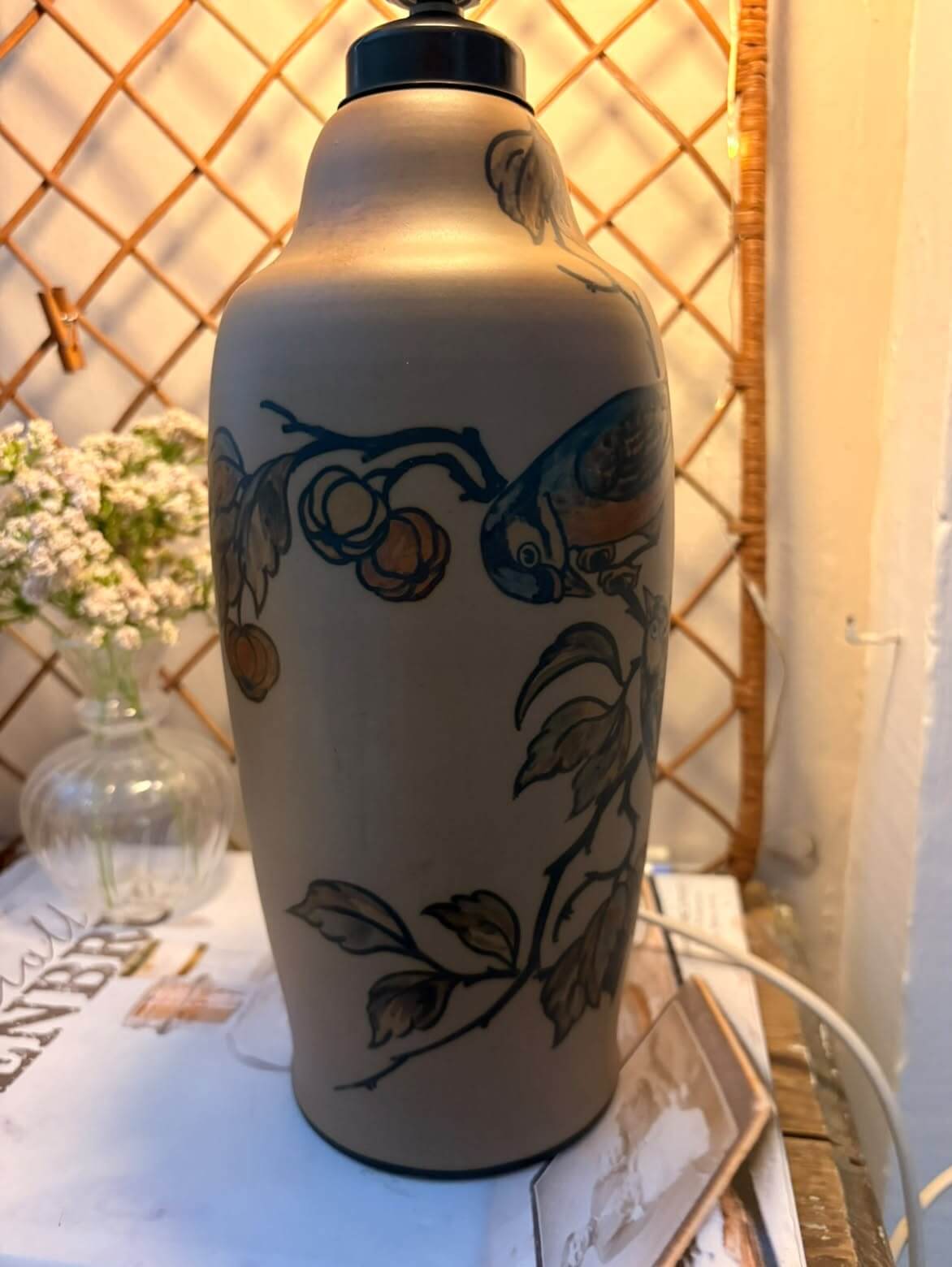 Ugens fund: – L. Hjorth keramiklampe m. fugle og blomster.